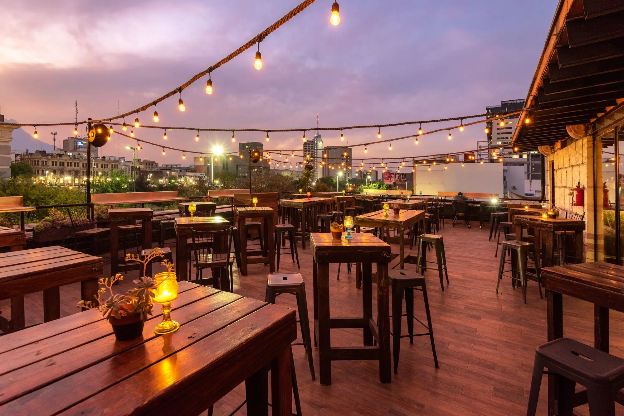 La Terraza montada bajo el cielo malva del atardecer, con la ciudad enfrente